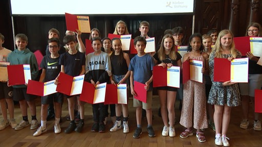 Die Bremer Landessieger beim Geschichtswettbewerb. Schülerinnen und Schüler der WIlhelm Focke Oberschule bei der Preisverleihung.