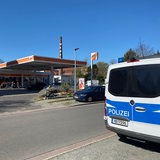 Tankstelle in Woltmershausen mit Polizeifahrzeug