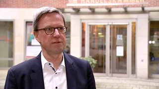 Matthias Fonger, Chef der Bremer Handelskammer, steht vor der Handelskammer