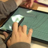 Schüler arbeitet an einer Mathe-Aufgabe auf einem I-Pad