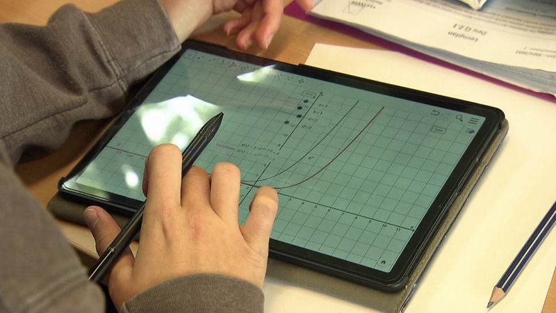 Schüler arbeitet an einer Mathe-Aufgabe auf einem I-Pad