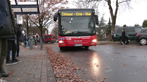 Ein Weser-Ems-Bus an einer Haltestelle.