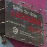 Die neu gestartete Bremer Schuldenuhr an der buten Fassade vom FDP-Haus in Bremen.
