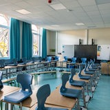 Ein leeres Klassenzimmer.
