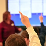 Kinder melden sich im Schulunterricht