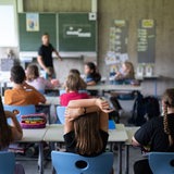 Schülerinnen und Schüler einer vierten Klasse einer Grundschule nehmen am Unterricht teil.