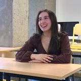 Nilay Ersoy im an einer Schulbank