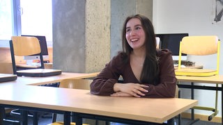 Nilay Ersoy im an einer Schulbank