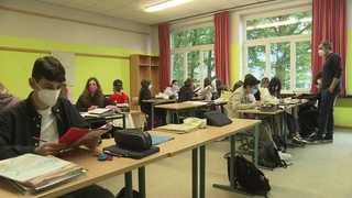 Eine Schulklasse des Vegesacker Gymnasiums im Klassenraum.