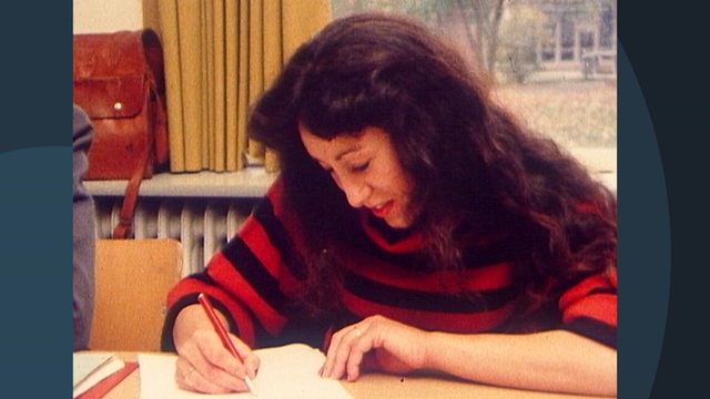 Aufnahme einer Frau der Sinti und Roma während eines Schreibkurses.