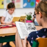 Grundschüler im Unterricht an einem Gruppentisch (Symbolfoto)