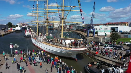 Das Schulschiff Deutschland ist im Bremerhaven am Hafen angekommen.