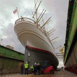 Die Schulschiff Deutschland liegt im Trockendock.