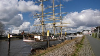 Das Schulschiff Deutschland am Vegesacker Hafen. 