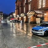 Der Platz vor dem Bremer Hauptbahnhof ist abgesperrt. Polizisten untersuchen einen Tatort, an dem in der Nacht nach einem Messerangriff ein Polizist auf einen Mann geschossen hatte.