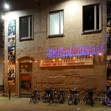 Die beleuchtete Fassade des Kulturzentrums Schwankhalle in Bremen bei Nacht