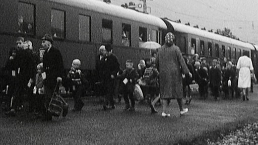 Ein schwarz-weiß Bild, das zeigt, wie Kinder per Zug in Kur geschickt wurden.