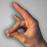 Eine Hand macht die Geste des sogenannte "Schweigefuchses".