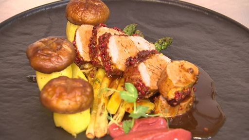 Auf dem Bremer Teller ist ein Schweinefilet mit grünem Spargel und Kartoffeln und Pilzen zu sehen.