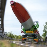 Ein Schwerlasttransporter transportiert den Flügel eines Windrads