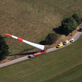 Ein Schwertransporter transportiert das Rotorblattt eines Windrads