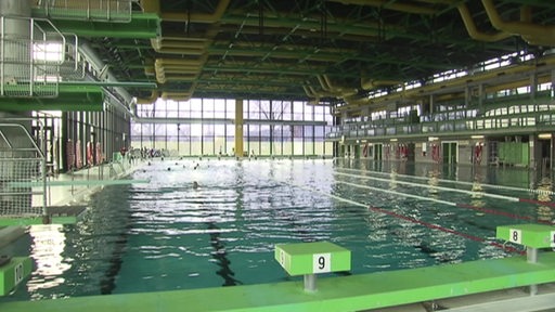 Ein Bild des Hallenschwimmbads im Unibad Bremen.
