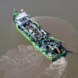 Ein Saugbagger auf einem Fluss