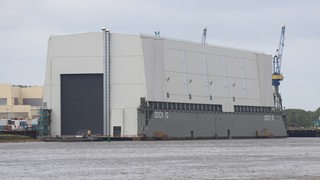 Das riesige Schwimmdock der Lürssen-Werft