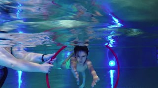 Kind unter Wasser