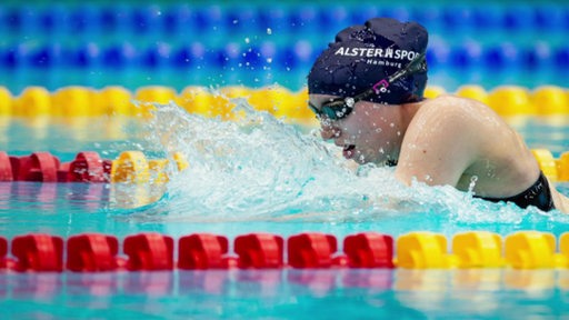 Para-Schwimmerin Anna Josephine Schulz beim Schwimmen.