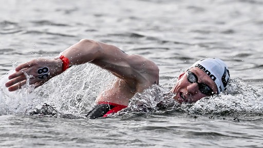 Schwimmer Florian Wellbrock holt bei einem Freiwasser-Rennen Luft.