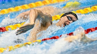 Schwimmer Florian Wellbrock holt während eines Rennens Luft.