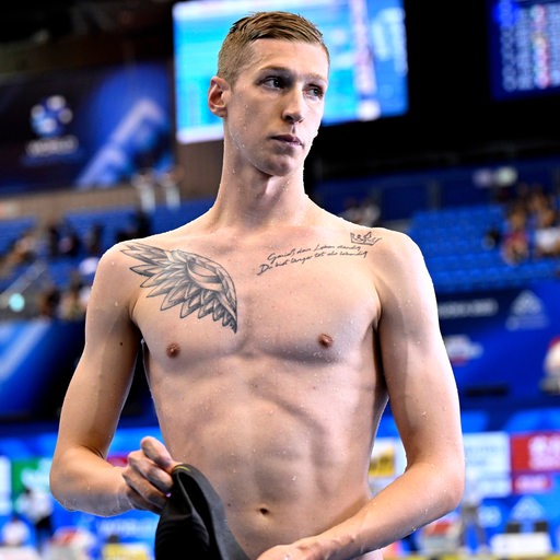Schwimmer Florian Wellbrock schaut enttäuscht durch die Halle.