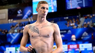 Schwimm-Star Florian Becken kommt nach dem Aus im 800-Meter-Vorlauf bei der WM in Fukuoka enttäuscht aus dem Becken.