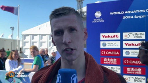 Schwimm-Olympiasieger Florian Wellbrock mit ernster Miene beim Interview nach seinem enttäuschenden Abschneiden bei der WM in den Freiwasser-Rennen.