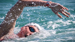 Schwimmer Florian Wellbrock bei einer Kraulbewegung im Freiwasser-Rennen in Doha.