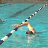 ZU sehen ist ein Schwimmer im Freibad.
