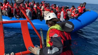Einige Fluchtlinge bei einer Seenotrettung
