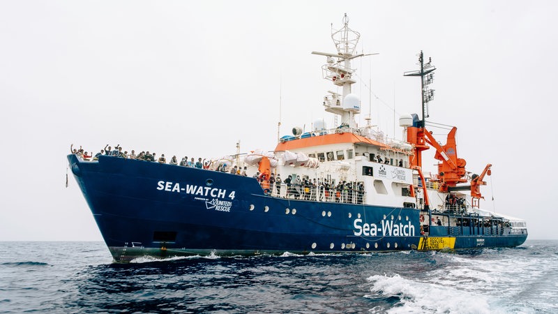 Die Sea-Watch 4 mit Geflüchteten an Bord