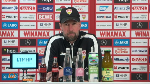 Sebastian Hoeneß, Trainer des VFB Stuttgart, während einer Pressekonferenz.