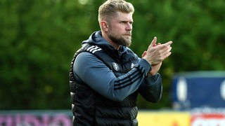 Sebastian Kmiec, Trainer des Bremer SV, applaudiert seinem Team beim Spieli gegen Flensburg.