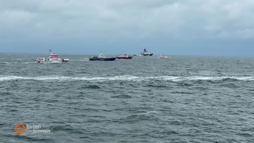 Mehrere Bote bei Taucharbeiten