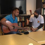 Drei Seeleute aus Kiribati beim gemeinsamen Musizieren im Bremerhavener Seemannshotel