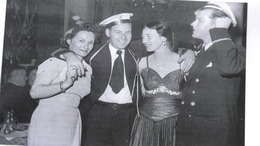 Ein Foto mit feiernden Seeleuten in den 50iger Jahren in bremen Vegesack.