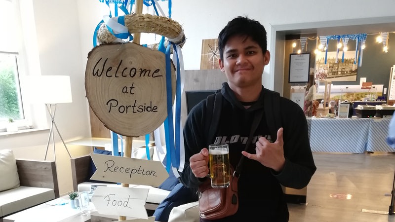 Seemann Christian Gemar Saligan steht in der Bremerhavener Seemannmission mit einem Bier in der Hand