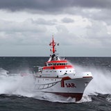 Ein Schiff der Seenotretter fährt durch hohe Wellen.