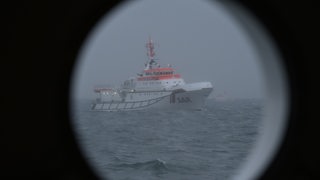 Das Rettungsschiff "Herrmann Marwede" im Einsatz in der Deutschen Bucht.