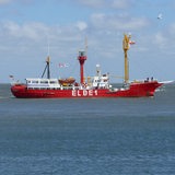 Das Feuerschiff Elbe fährt mit Leucht-Aufbauten auf dem Meer
