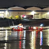 Ein gekentertes Segelboot nachts am Weser-Ufer