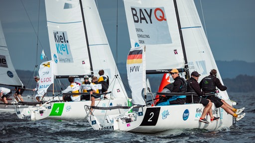 Die Segler vom Wassersport-Verein Hemelingen fahren bei einer Regatta übers Wasser.